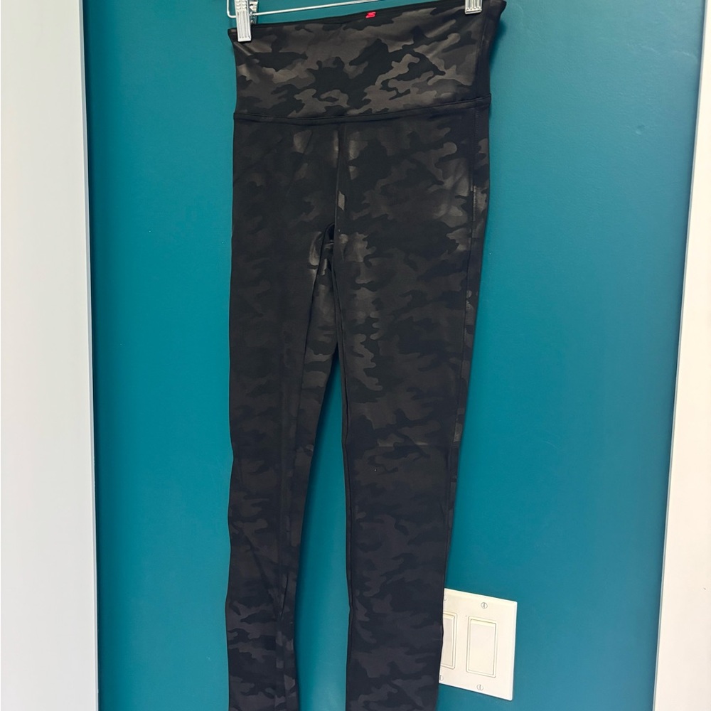 SPANX Gray Camouflage Leggings